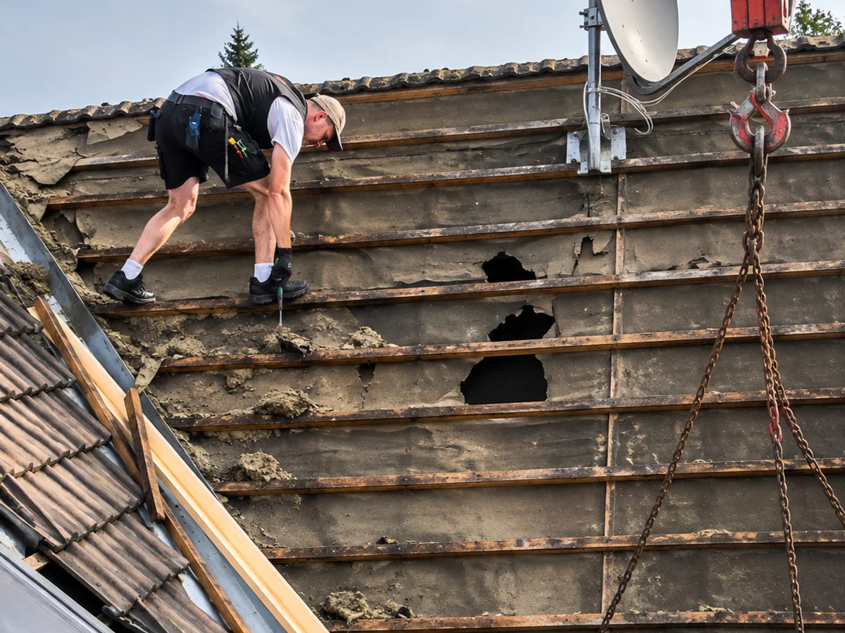 Dachdecker saniert dach