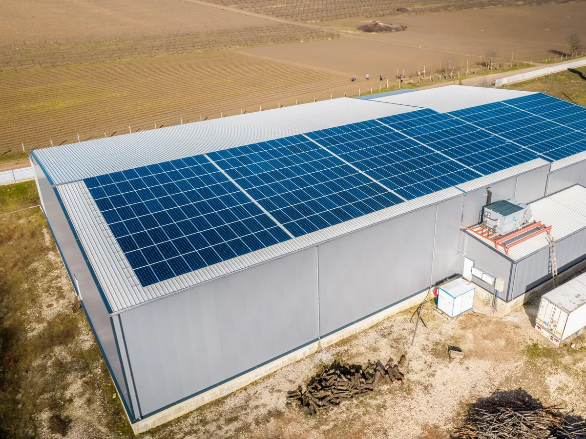 Solarpanels auf Dach einer Industriehalle