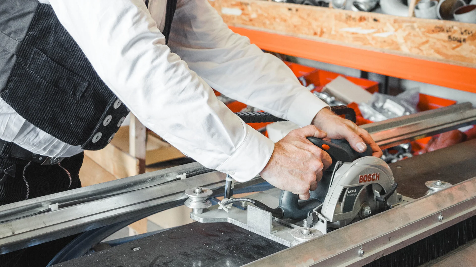 Spengler sägt Metallprofil in der Werkstatt zu