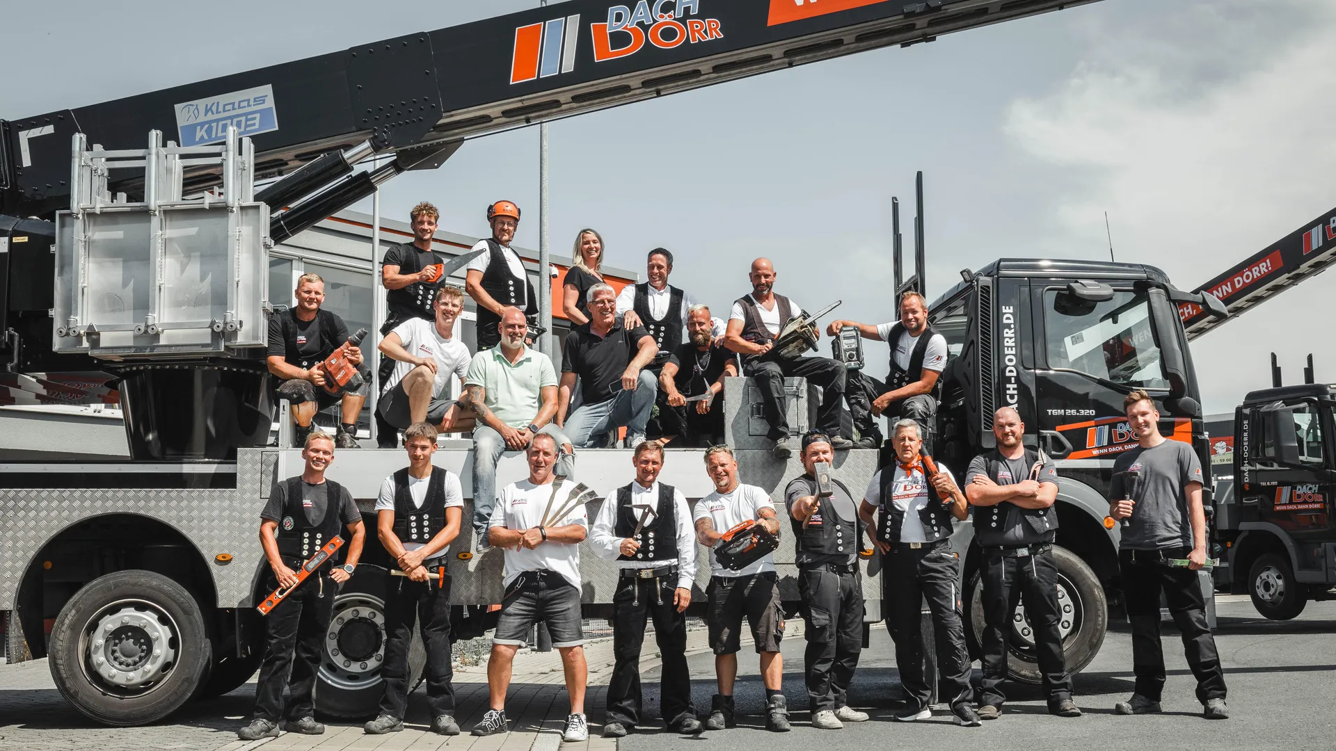 Team von Dach Dörr mit Kranwagen