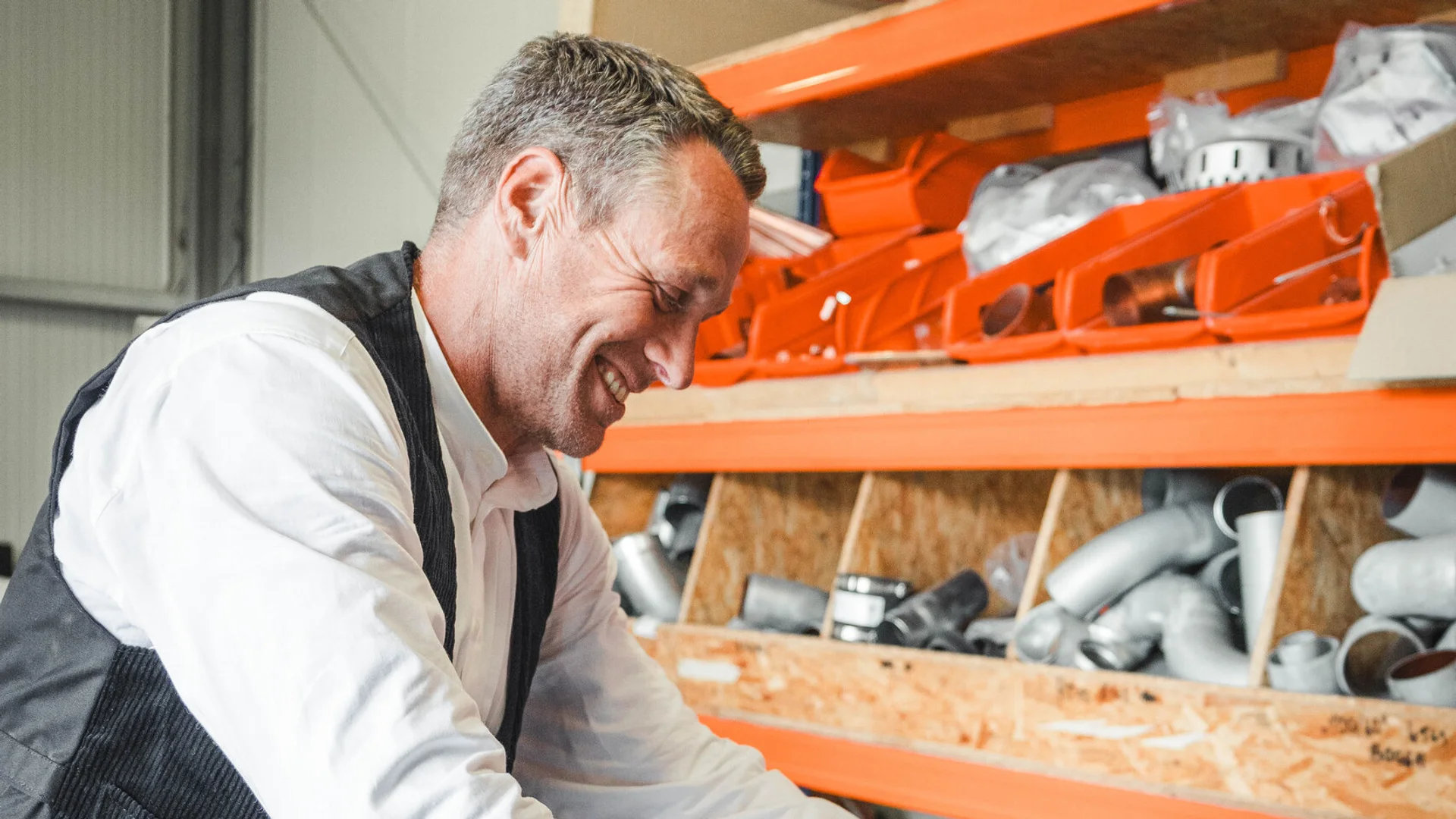 Spengler sägt Metallprofil in der Werkstatt zu