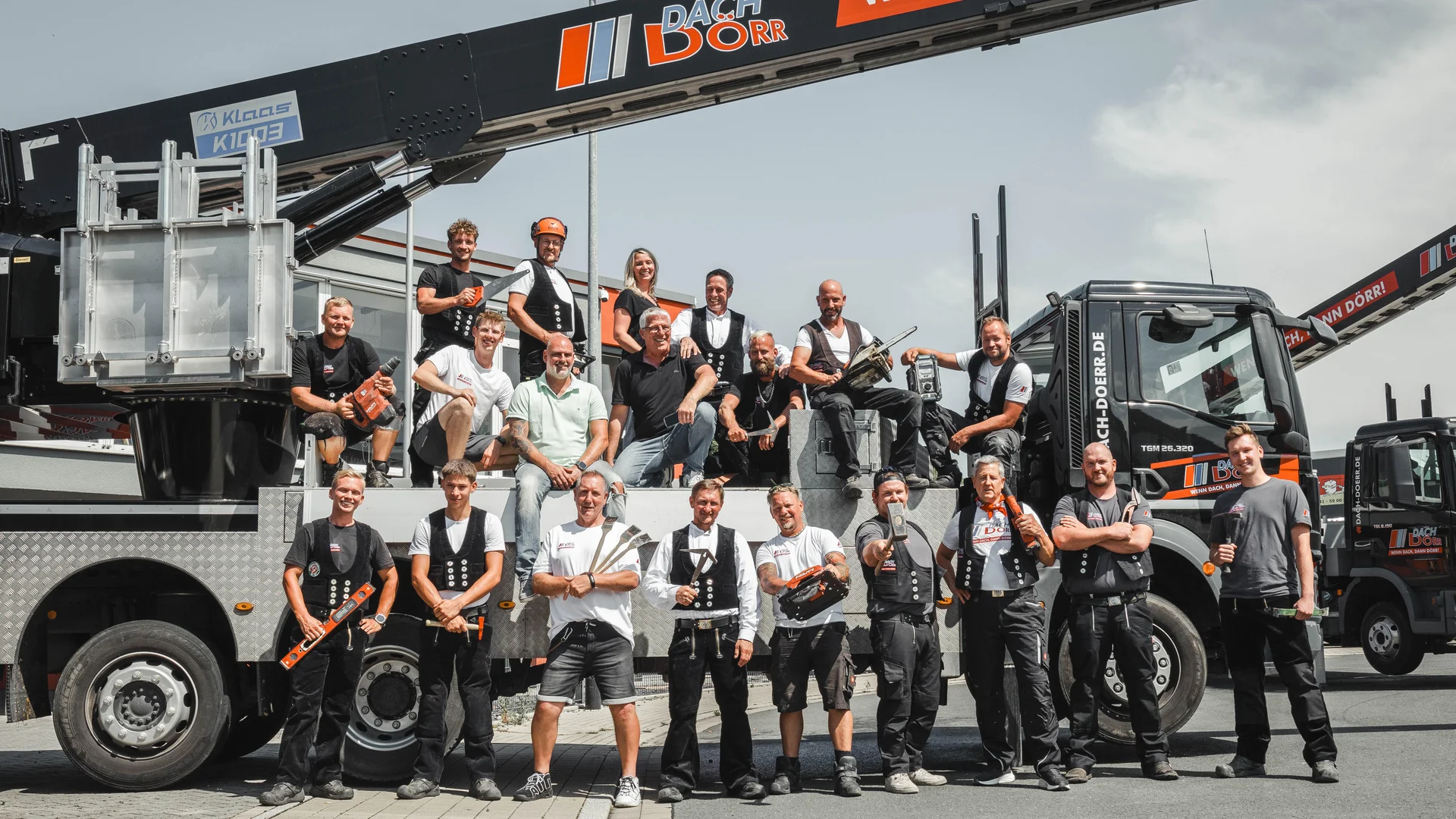 Team von Dach Dörr mit Kranwagen
