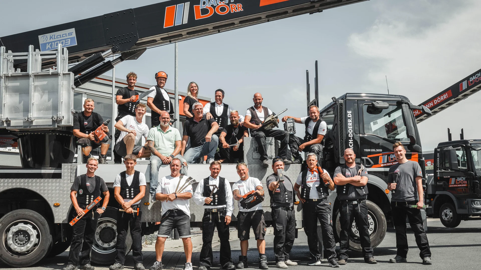 Team von Dach Dörr mit Kranwagen