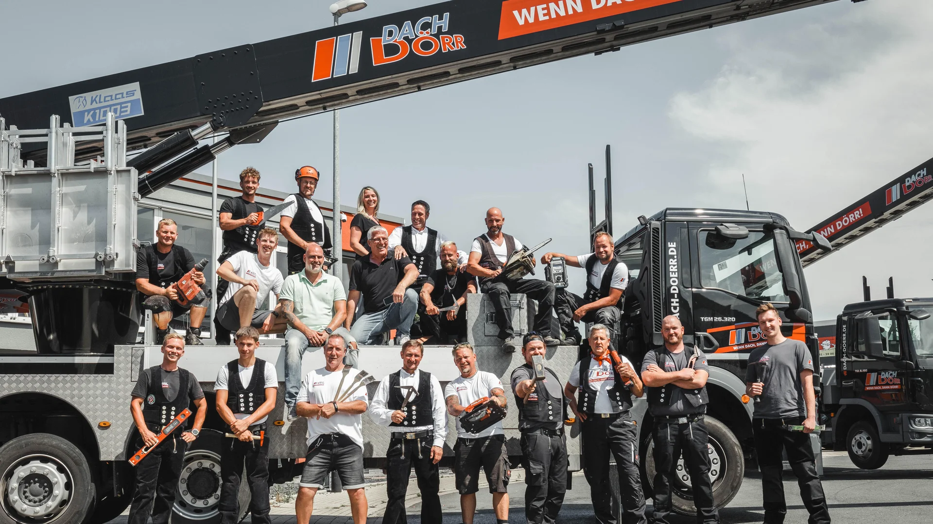 Team von Dach Dörr mit Kranwagen
