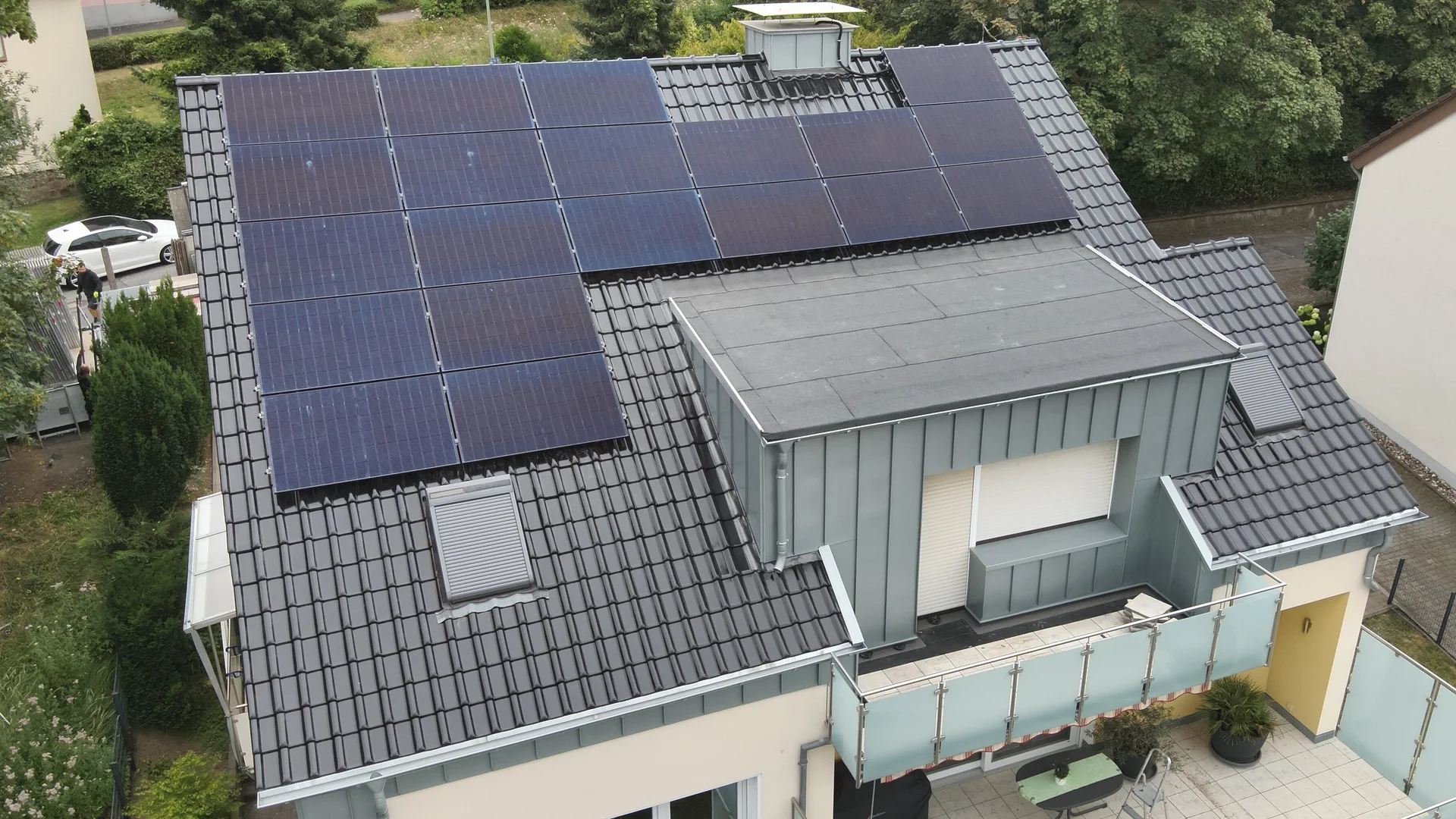 Ziegeldach mit Solaranlage und Gaube, Luftaufnahme